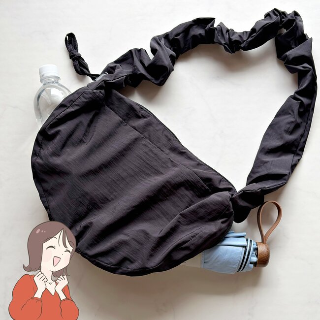 「ペットボトルと傘の収納が独立」3COINSの“天才が考えたバッグ”荷物が濡れなくて嬉しい!「デザイン良し、コスパ良し」「たくさん入ります!」《購入レビュー》