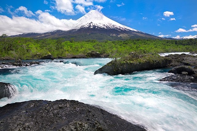 ペトロウエの滝から望む、オソルノ山の美しい景色