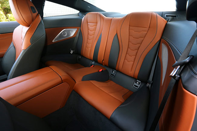 BMW・M850i・xドライブのリアシート
