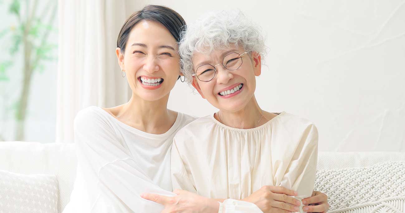 笑顔のシニア・ミドル女性　高齢の母娘