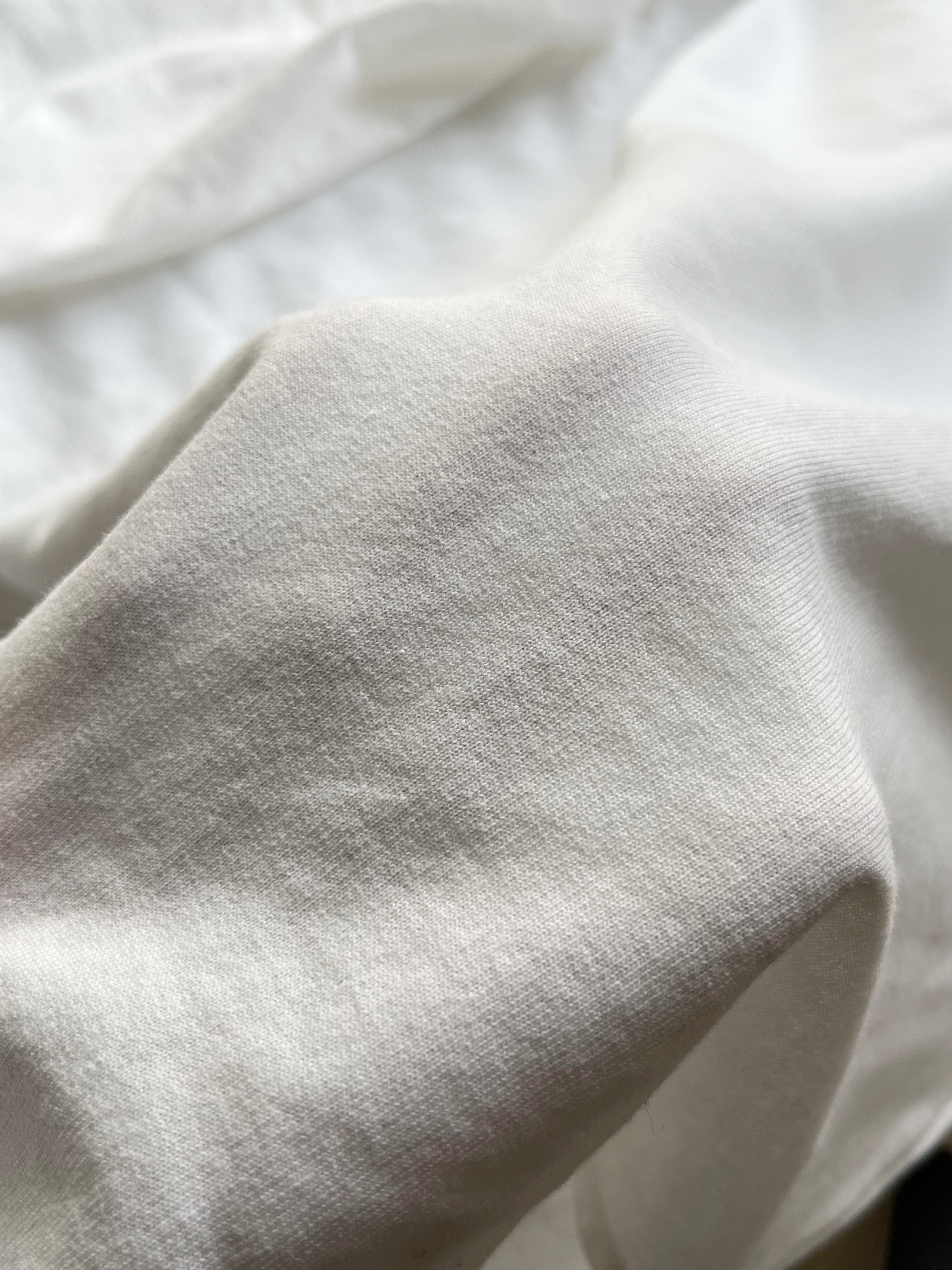 ほぼ1年中着られるじゃん…！GUの「1990円トップス」袖がぽわんとしていて可愛いし、たっぷり着回せてコスパ抜群！