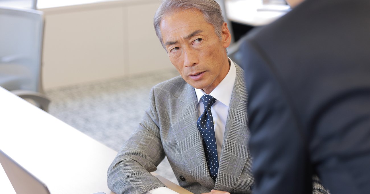 部下と面談する管理職