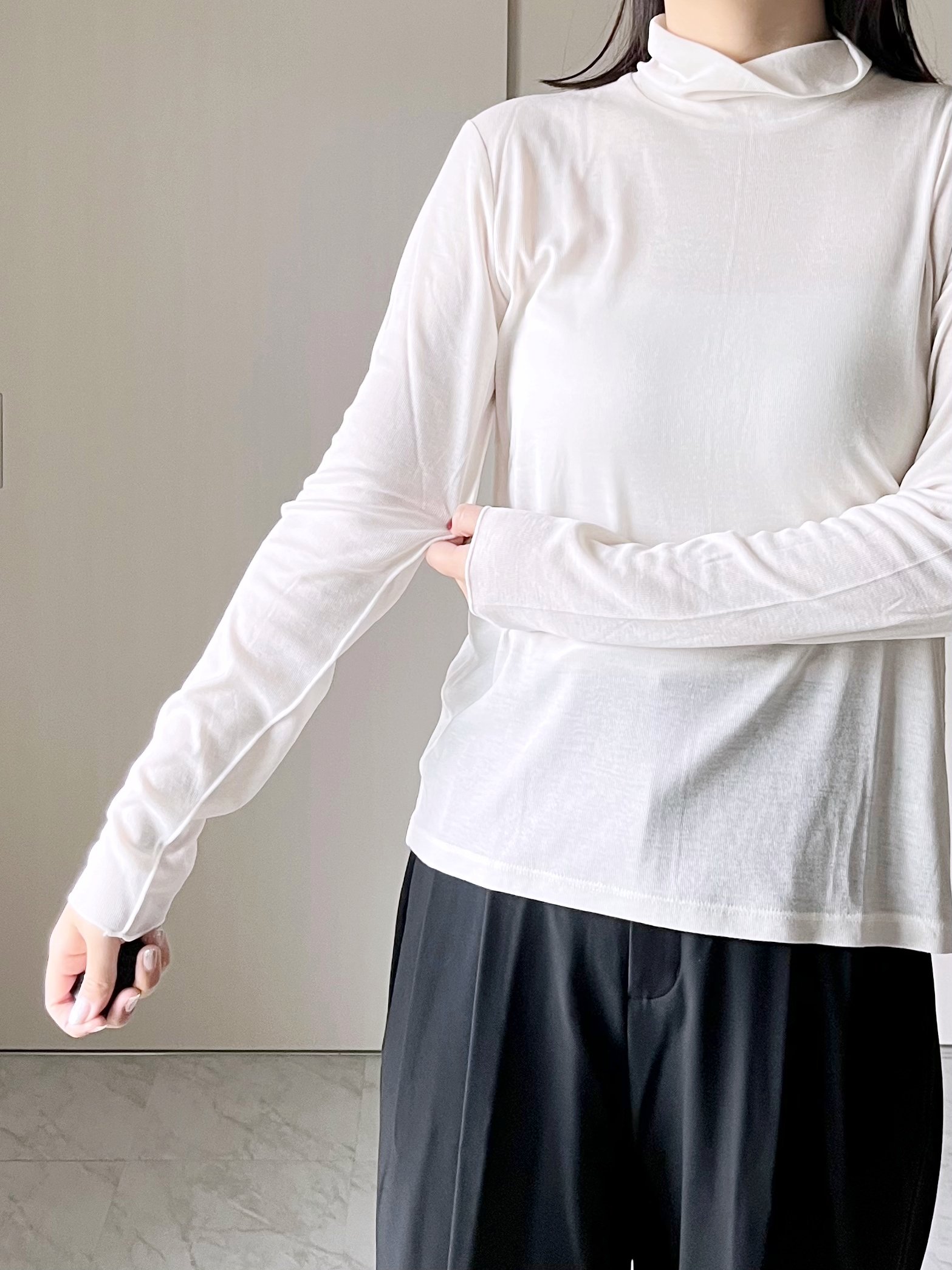 「着まわせてこの値段はやばい」GUの“990円トップス”コスパ抜群でリピ買いしたくなる!「2色買いしました!」「重ね着にピッタリ」