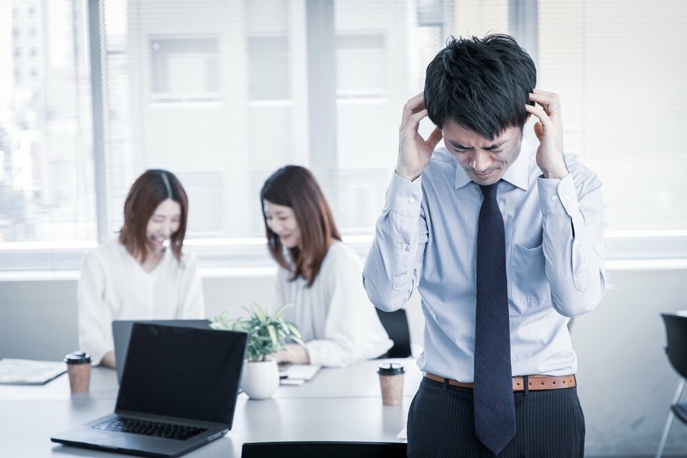 「笑ってるからいいと思った…」【職場いじり】で「信頼を失う上司」と「いじられて嬉しい上司」の決定的な違い
