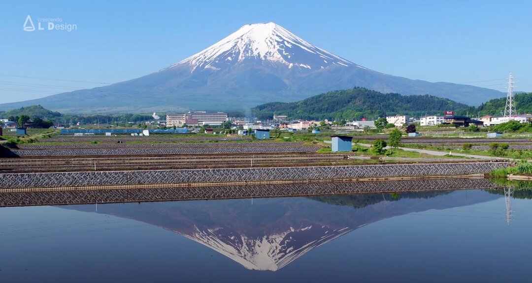 富士の山肌に現れる「農鳥」と田んぼの逆さ富士