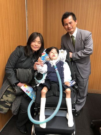 本訴訟の原告の光菅和希さん、父親の伸治さん、母親の悦子さん