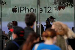 アップル、スマホ世界首位に返り咲く　華為は低迷