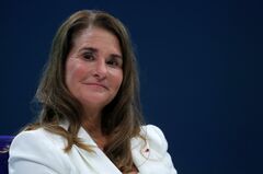 メリンダ氏、ゲイツ財団中心の寄付方針を変更