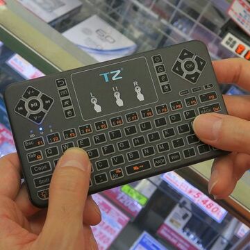 Bluetoothミニキーボード「Q9」はゲーミングのように光る！