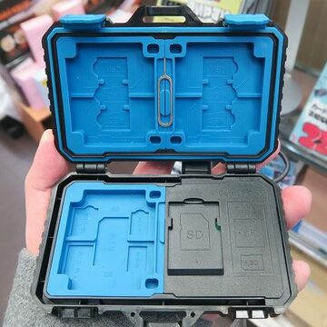 SDカードやSIMカードをギチギチに詰めて持ち歩けるカードリーダー
