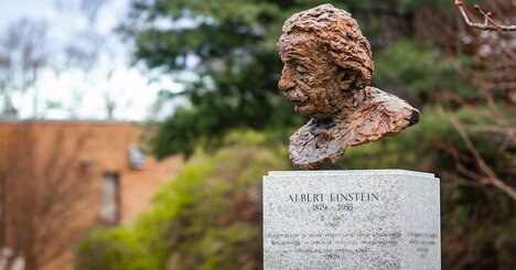 【神はサイコロを振らない】20世紀最大の天才アインシュタインが指摘した量子力学の「致命的な欠陥」とは？