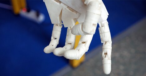 義手を本物の手のように動かし、感じることができる最先端技術