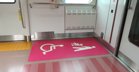 電車の優先エリアにベビーカーを押した女性が乗ってきたのに、場所を譲ろうとしない上司…注意する？放っとく？