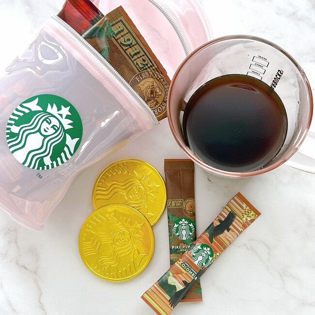 こんなん見たら買うしかない…！スタバの“カップみたいなポーチ”チョコやコーヒー付きでお得感すごい！「ファスナーがとてもキュート」「シルバーの繊細な感じが気に入りました」