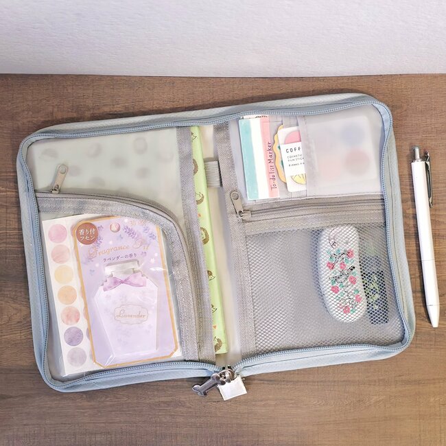 お薬手帳や処方薬がまるっと入る！ダイソー姉妹店の「ポケットたくさん収納ケース」101匹わんちゃんのデザインが可愛すぎる！