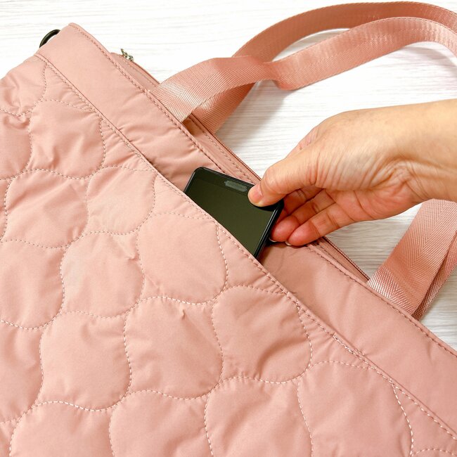 1泊分の荷物がまるっと入った！ワークマンの「めちゃ軽バッグ」スマホと同じくらいの軽さでビックリする！