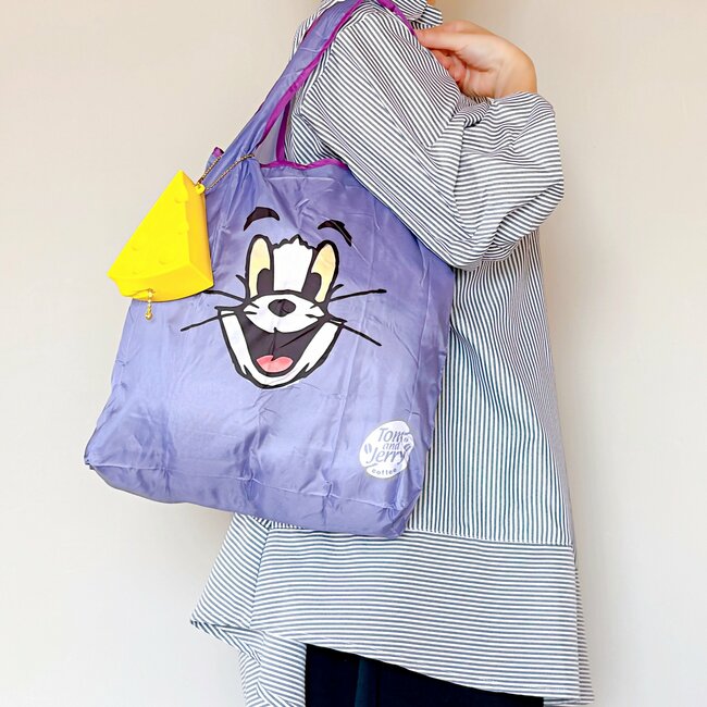 「買わずにはいられなかった」「ふつーに衝動買いしたわ」タリーズ×トムとジェリーの“チーズみたいなポーチ”エコバッグ付きで可愛すぎる…！
