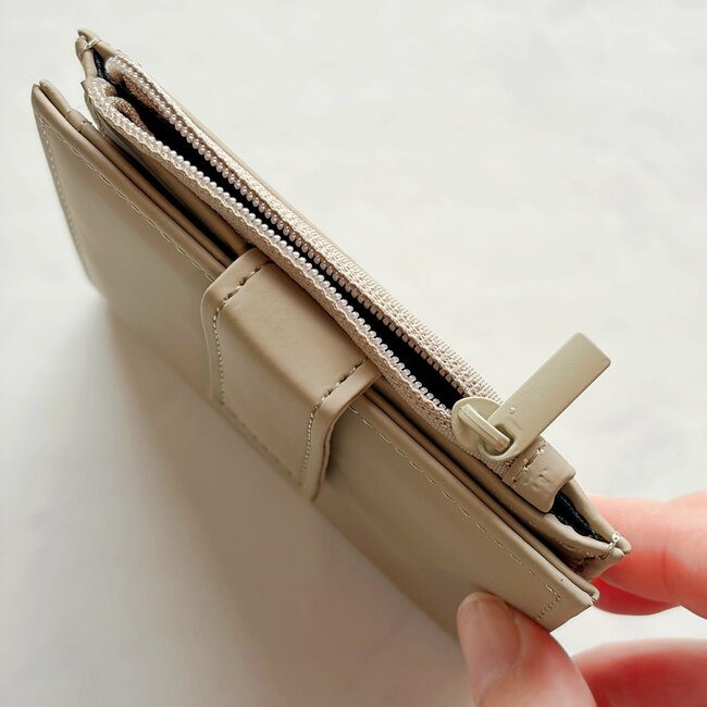 普通の財布に戻れないかも…！ダイソー姉妹店の「コンパクトな財布」カードや現金、カギをまとめて収納できて天才！