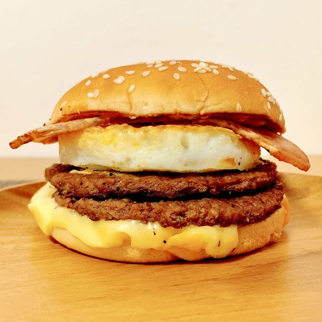 【マック】「ばかウマでした」17時から頼める“やけくそバーガー”肉もチーズも入れすぎだよ!「マジでお昼も食べたい」「満腹になりました」《実食レビュー》