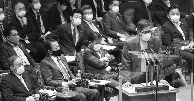 参院決算委員会で答弁する政府の感染症対策分科会会長の尾身茂（右手前）。左端手前は首相の菅義偉。尾身は6月になって東京五輪の開催に関して矢継ぎ早に問題提起し、話題となった