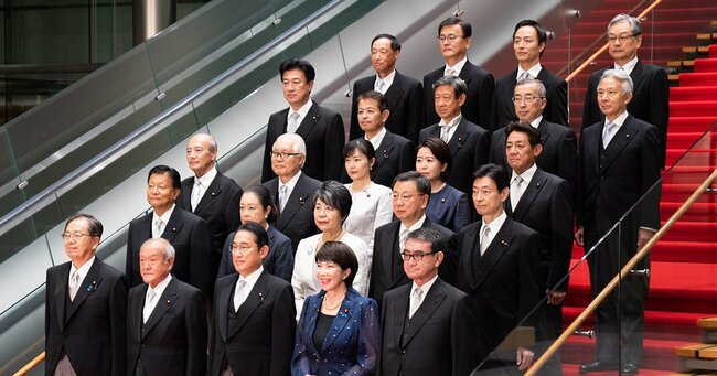 9月13日、首相官邸で記念撮影に臨む第2次岸田再改造内閣