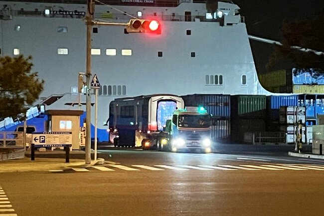 写真：那覇港から出発したトレーラー