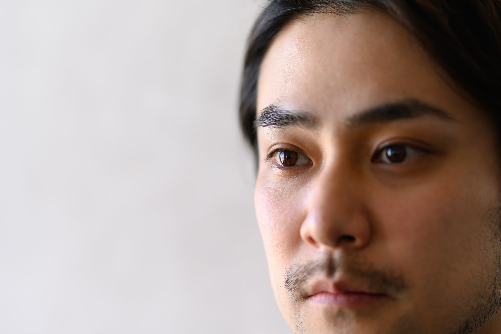 無表情の男性