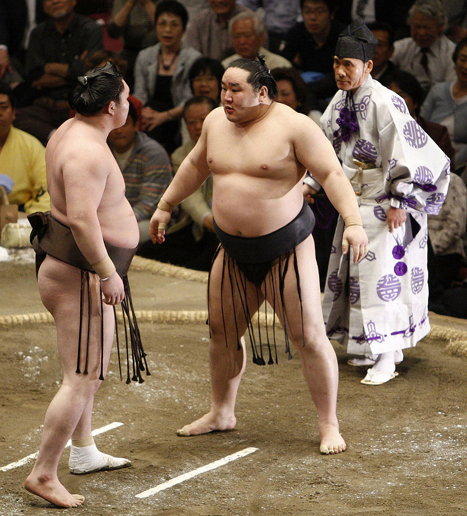 白鵬をにらむ朝青龍 Photo:Sports Nippon/gettyimages