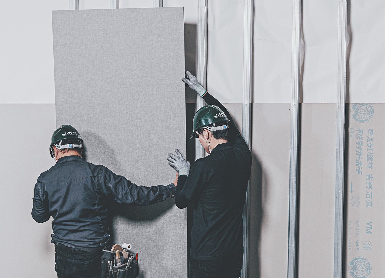 深刻な職人不足の解決へ向け、働き方を変える「下地と壁紙の一体化」が開く内装業界の未来