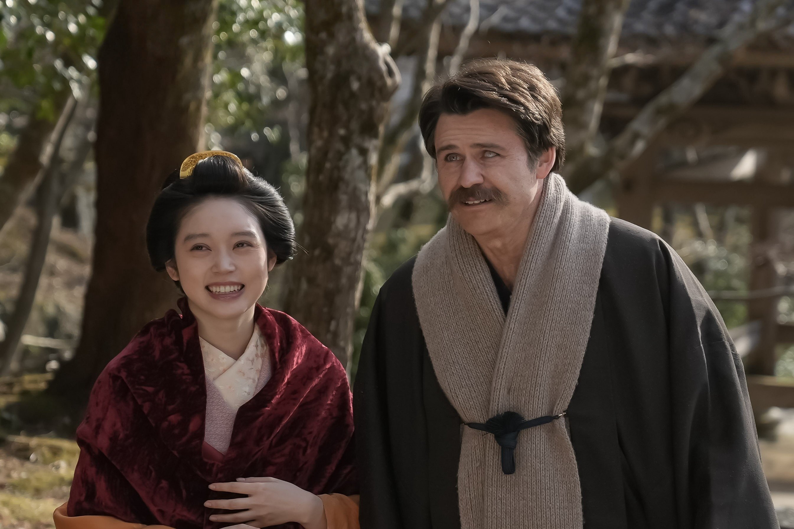 「シャラップ！」トミー・バストウの背中だけで1分弱！やさしいパパから一転「鬼の激怒」へ〈ばけばけ第118回〉