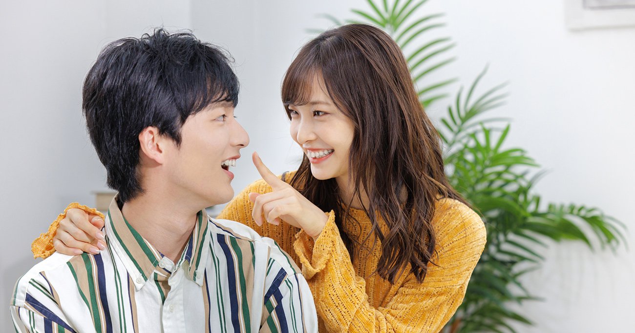 笑顔で見つめ合う男女