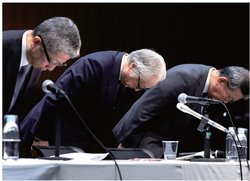 不正販売を受け、かんぽ生命保険と日本郵政は新規保険販売の3カ月の業務停止命令を受けた。