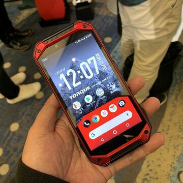 山に海に持って行けるガチムチスマホ「TORQUE G04」を写真で見る