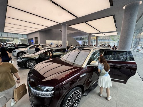 ショールームで展示されるクルマ