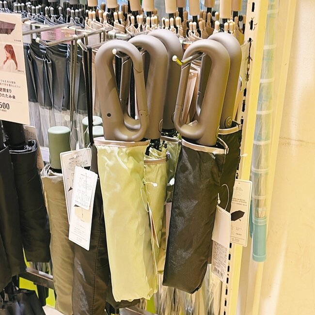 もう普通の傘に戻れない…3COINSの「天才レイングッズ」雨の日のストレスを減らせて嬉しい！「ありそうでなかった！」「すごく助かっています」