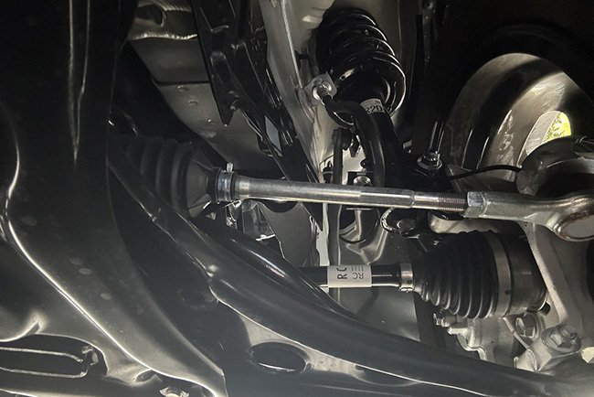 フロントサス部分：操舵と駆動が集中する前輪まわり。ここで入力を荒らさず受け止めるから、街中の継ぎ目でもゴツゴツしにくいのだ　Photo by F.Y.