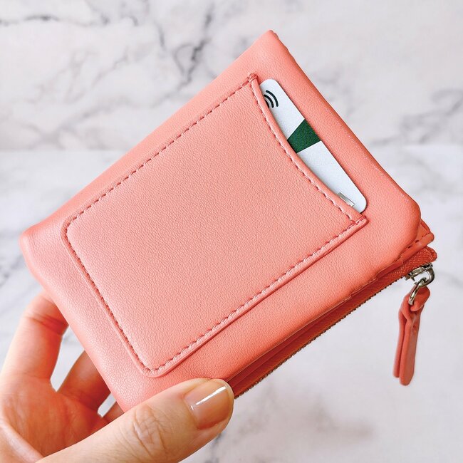 「小銭を探しやすい」ニコアンドの“コンパクトな財布”カードや診察券が21枚も入って優秀！「薄くて軽いのが良い」「小さめのバッグでもかさばらない」