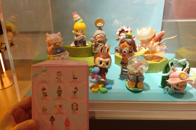 どのキャラクターが出てくるかは、買ってみないと分からない。狙っているものが出ないことも、ダブってしまうこともあるが、それもまた楽しいのかもしれない(香港のPOPMART店舗で筆者撮影)