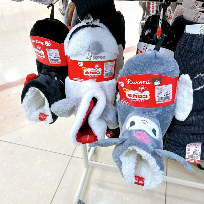 まさかのコラボで3度見した…!しまむら×スヌーピーの「履くホカロン」ぬいぐるみみたいでポカポカなんです!