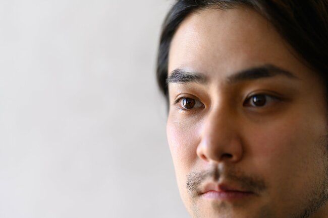 無表情の男性
