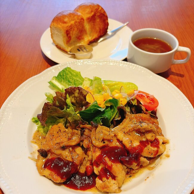 こりゃリピートしちゃうわ！ロイヤルホストの“平日限定てんこ盛りランチ”食べ応えがスゴすぎる！「めちゃ美味い！」「平日ランチ最高じゃん！」