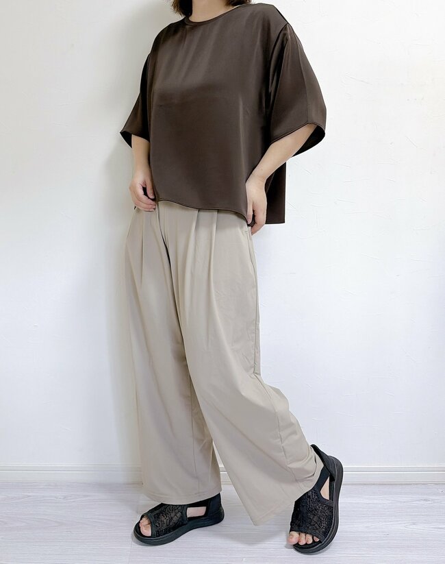 「3枚購入しました」「毎日着てます」ユニクロの“楽ちんブラウス”がとんでもない名品だった…！「ラクに綺麗見えが叶う」「体の線も拾いません」《購入レビュー》