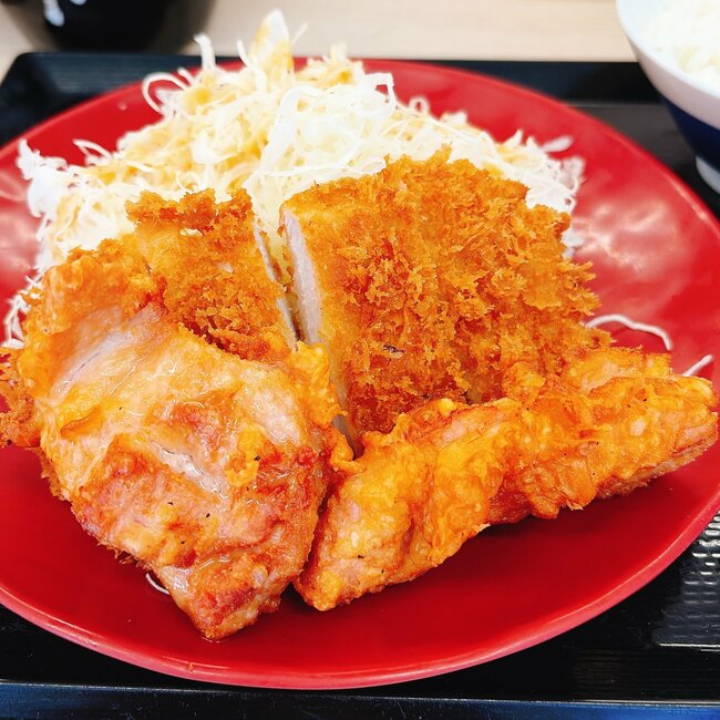 「全部食べたらお腹いっぱい」「ボリュームたっぷり！」かつやの“わんぱく定食”食べ応えがスゴすぎる！「大きくてカリッカリでうまぁ」