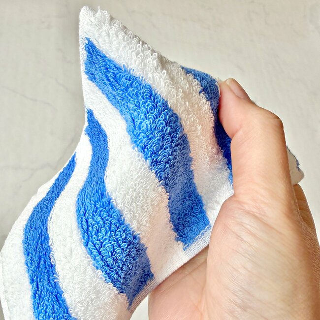 「持ち歩きやすくて助かる」ローソンでしか買えない“無印良品の天才グッズ”可愛い上に優秀すぎる！「かさばらなくて絶妙」「シワにならないのが最高すぎ」