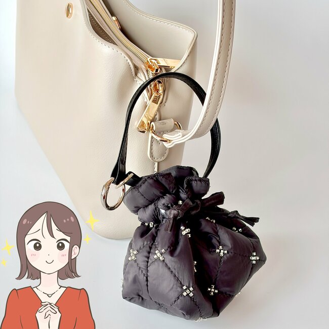 「色違いで3つも購入」3COINSの“ふわふわミニポーチ”かわいすぎて思わずまとめ買いしちゃった！「一目惚れして速攻ゲット」「見る度に気分が上がります！」