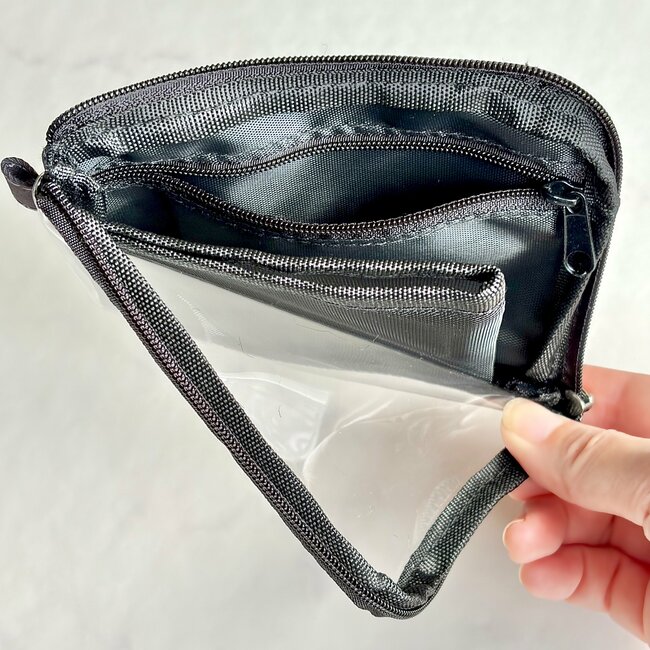 カードや診察券が40枚入った!3COINSの“ぺたんこ財布”ガバッと開くからお会計がスムーズ!「買って正解でした」「かさばらない大きさで使いやすい」《購入レビュー》