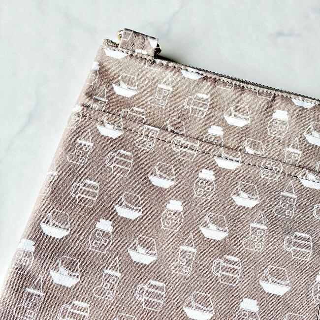 「夏場にいいな」「お散歩に良さそう」コメダ珈琲の“保冷できるポシェット”飲み物を冷たいまま持ち歩けて便利！「ひんやりグッズ入れて歩くのにいいよね」