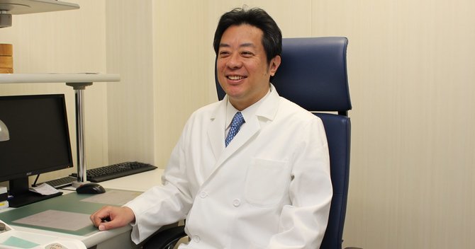 井上賢治医師。医療法人社団済安堂 井上眼科病院グループ 理事長、井上眼科病院 院長。日本眼科学会 眼科専門医。井上眼科病院は創立から140年の歴史を持つ眼科専門の病院で、賢治氏は11代目(直系では5代目)の院長
