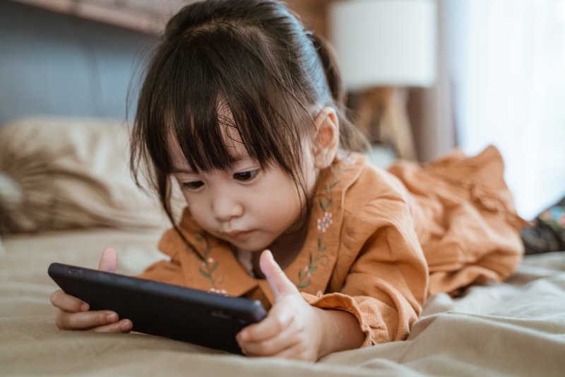 テレビやPCのスクリーンを1日2時間以上見る子どもに起こりやすい問題とは?