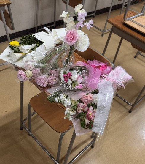 学校に届けられた弔電と献花